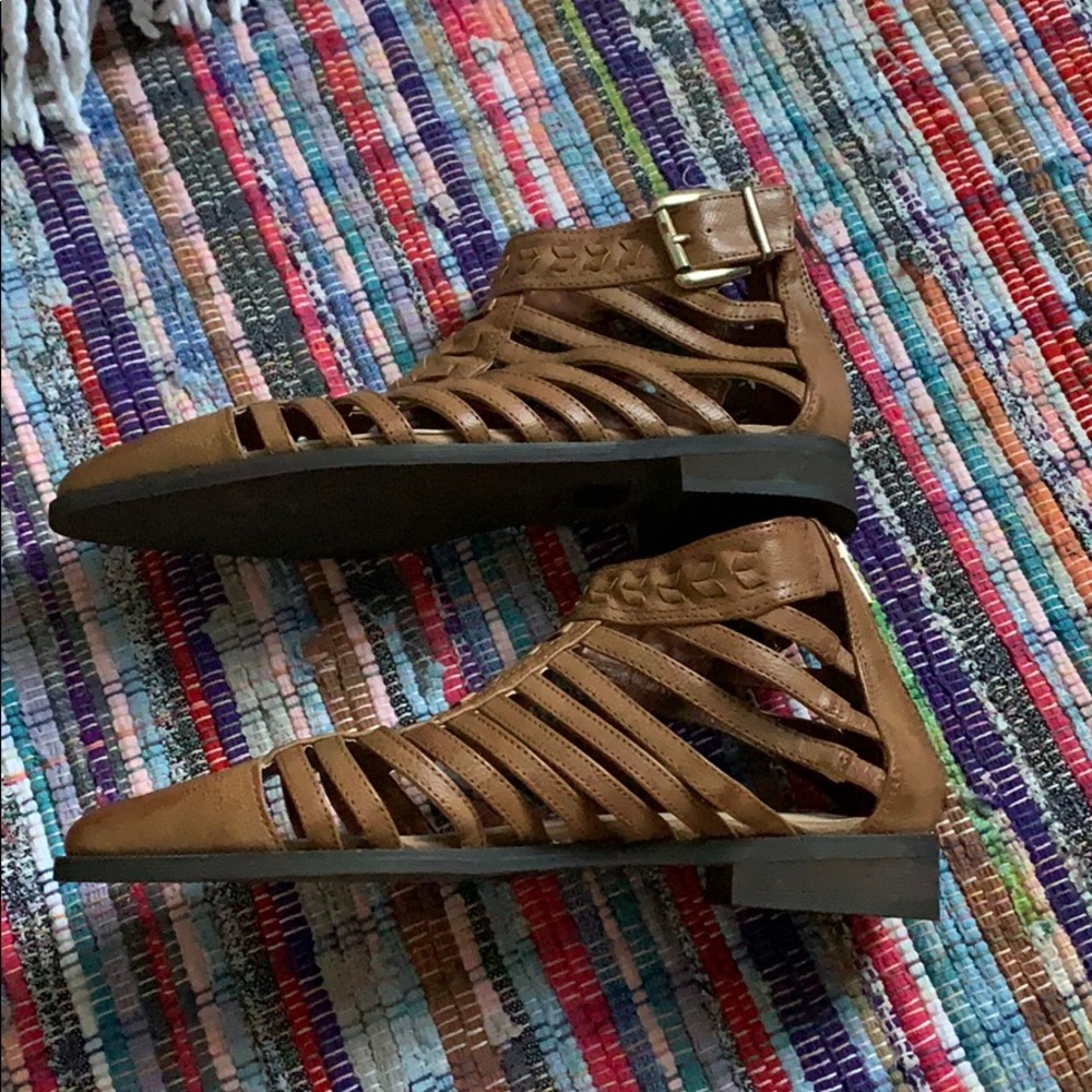 Forever 21 pointy sandals tan with gold hardware